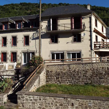 Au Coeur Du Volcantal Guest house *