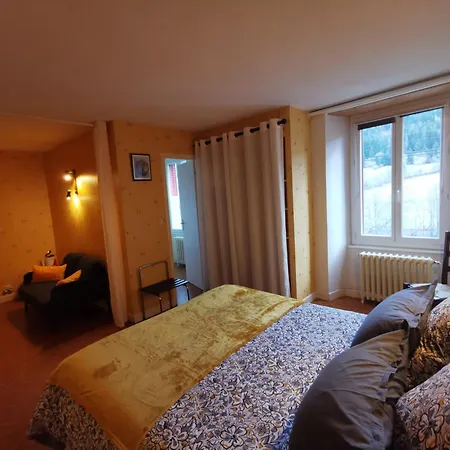 Au Coeur Du Volcantal Guest house Laveissiere