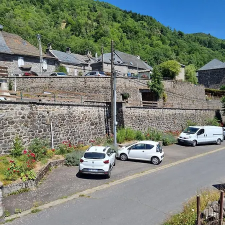 Konukevi Au Coeur Du Volcantal Laveissière